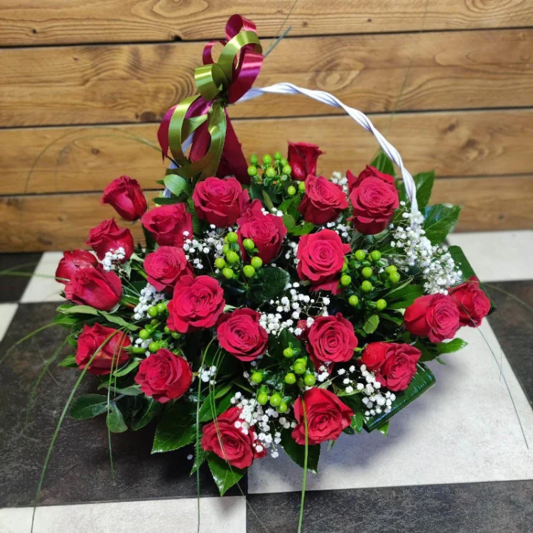 kosz roz czerwone zaskoczenie