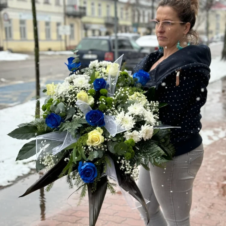 wiazanka pogrzebowa wspomnienie niebieskich kwiatow