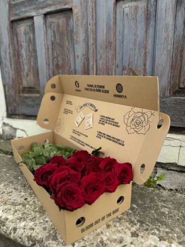 kwiaty od ogrodnika w kartonie - czerwone róże.webp