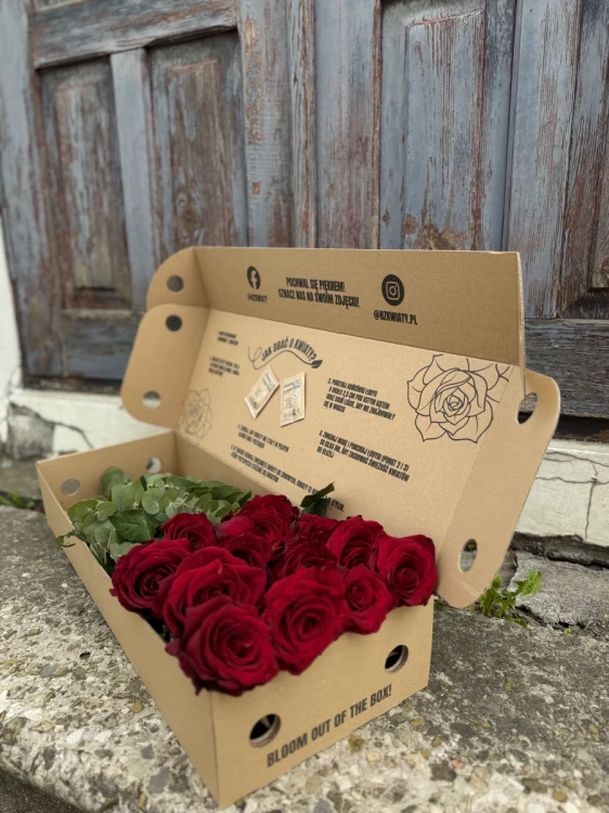 kwiaty od ogrodnika w kartonie - czerwone róże.webp