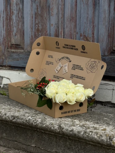 kwiaty od ogrodnika w kartonie -białe róże.webp
